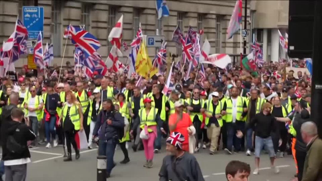 Police and protesters scuffle as 110,000 join anti-migrant London ...