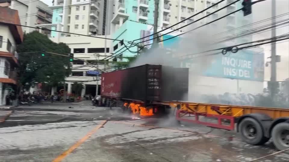 Protesters clash with Manila police during anti-corruption rally | Reuters