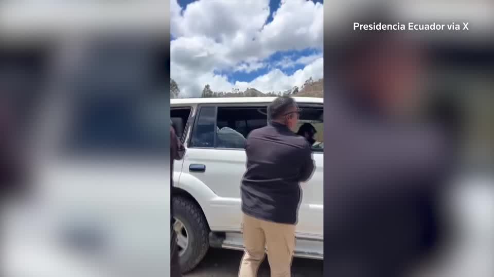 Ecuador president's car hit by rock-throwing crowd, five detained | ロイター