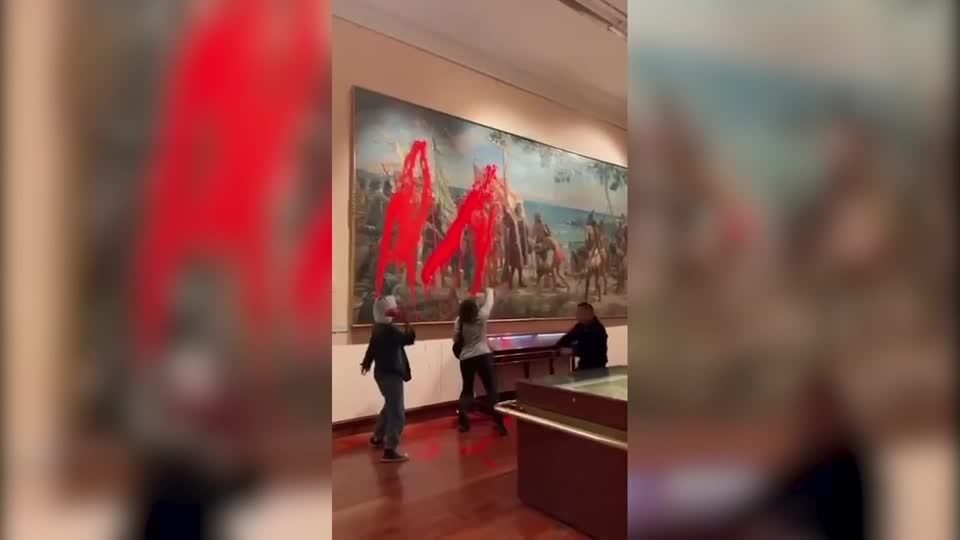探検家コロンブスの絵画にペンキ投げつける、環境活動家が抗議