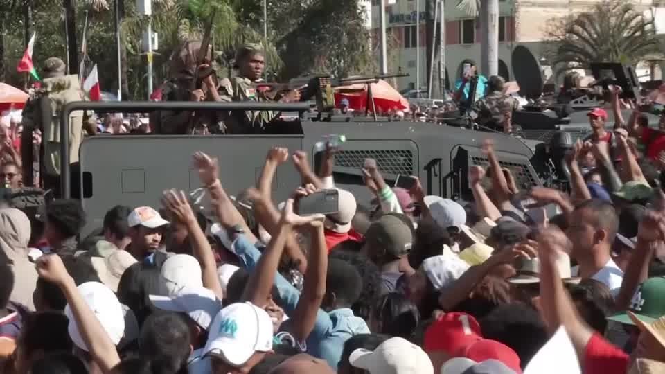 マダガスカル大統領が国外脱出 軍は全権掌握を主張、Z世代デモに一部