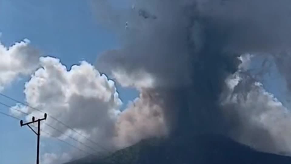 インドネシアのレウォトビ山が噴火、近隣の村には大量の灰や砂利（字幕