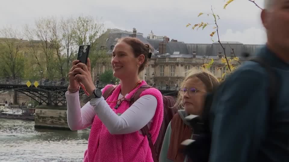 Louvre break-in site draws tourists in Paris | Reuters