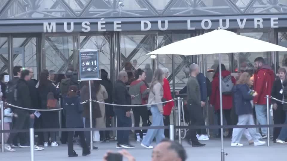 ルーブル美術館、宝飾品盗難から3日ぶり再開 被害額は推定155億円