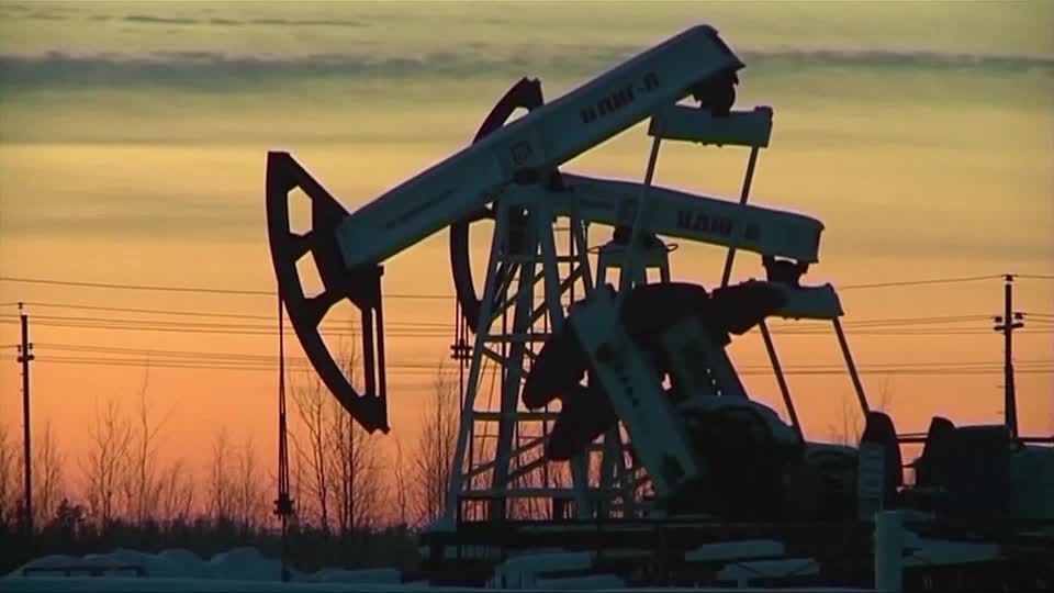 原油先物5％上昇、米の対ロ制裁で供給減を懸念 大口顧客インドの出方に注目（字幕・23日） | ロイター