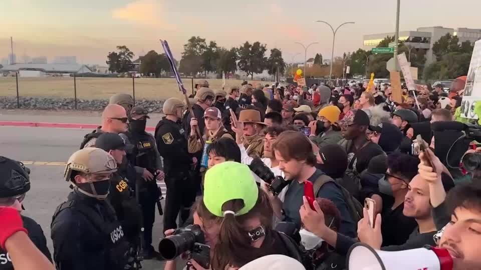 Protesters, police face off as federal agents arrive in Alameda | Reuters
