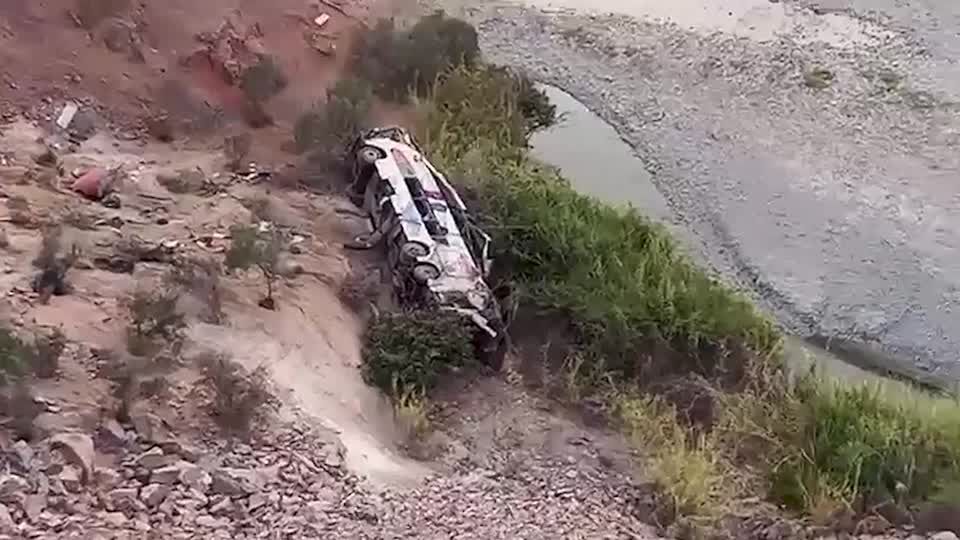 Bus accident kills dozens in southern Peru, official says | ロイター