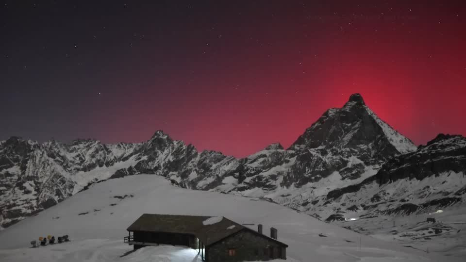 Rare aurora borealis turns sky red over Matterhorn mountain | ロイター