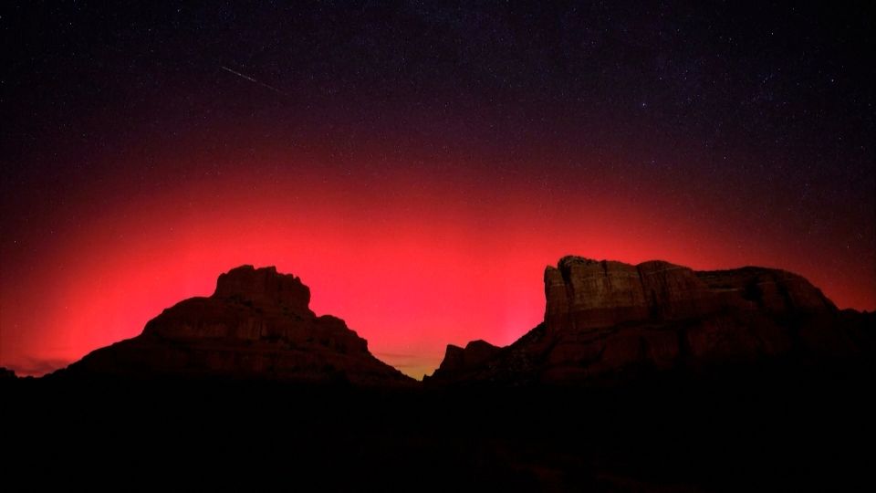 米アリゾナ州でオーロラ観測、セドナの名勝「ベルロック」上空が赤く