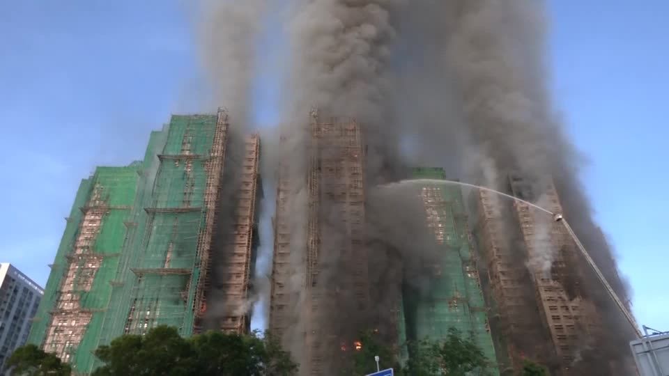 タイムラプス映像が捉えた香港高層住宅火災、夜通しの消火活動（字幕・27日） | Reuters