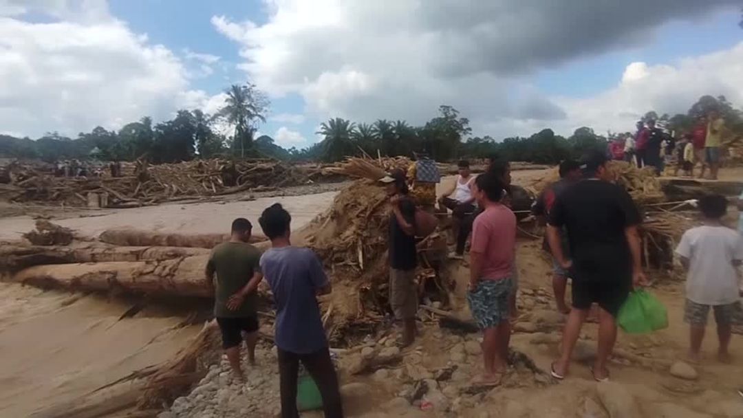 Death toll from Indonesia floods and landslides passes 700 | Reuters