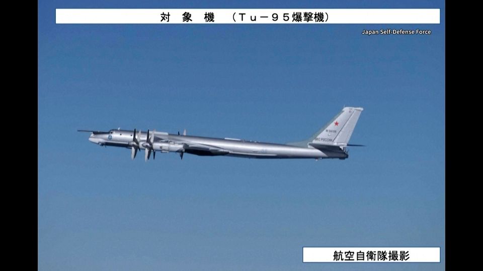中ロの軍用機が日本周辺を共同飛行、「重大な懸念」と小泉防衛相