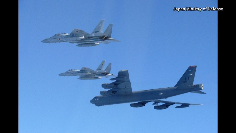 日米が共同飛行訓練、10日に日本海で 米軍のB52爆撃機参加 | ロイター