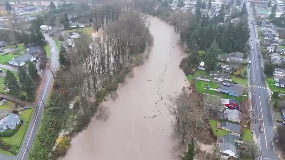Drone footage shows river overflowing in Washington state | ロイター
