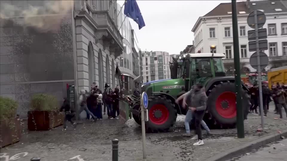 Protesting European farmers block Brussels roads with tractors | Reuters