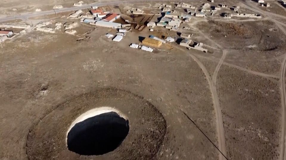 農村に現れた無数の陥没穴、住民に不安広がる トルコ（字幕・24日