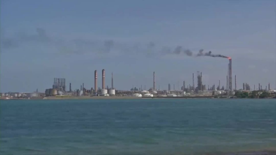 Oil settles $1 higher as traders assess Venezuela upheaval | Reuters