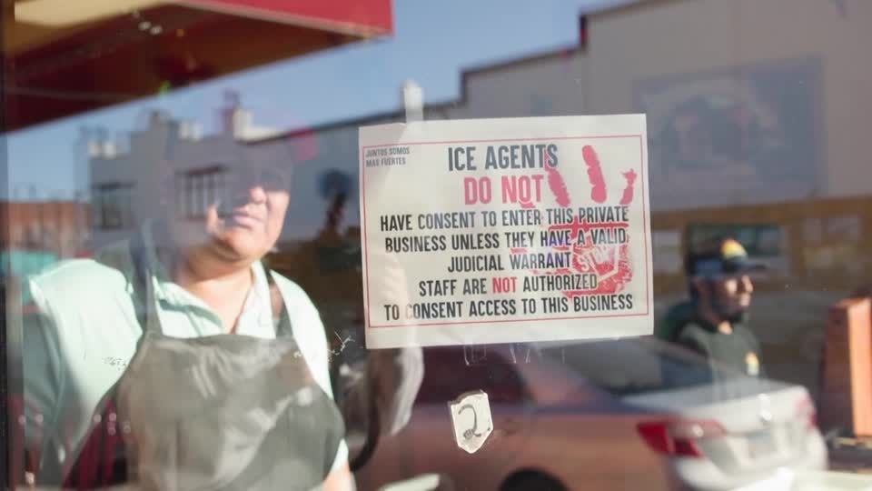 本当の犯罪者は連邦政府のバッジを着けている」ICEの取り締まり続く