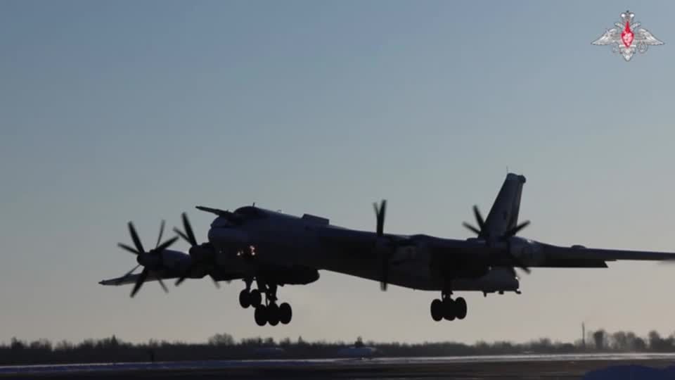 ロシア軍のTu-95MS戦略爆撃機、日本海の中立水域上空を哨戒飛行 核搭載