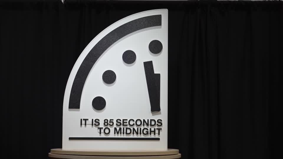 King Charles greets crowds, a protester and an alpaca in Australia | ロイター