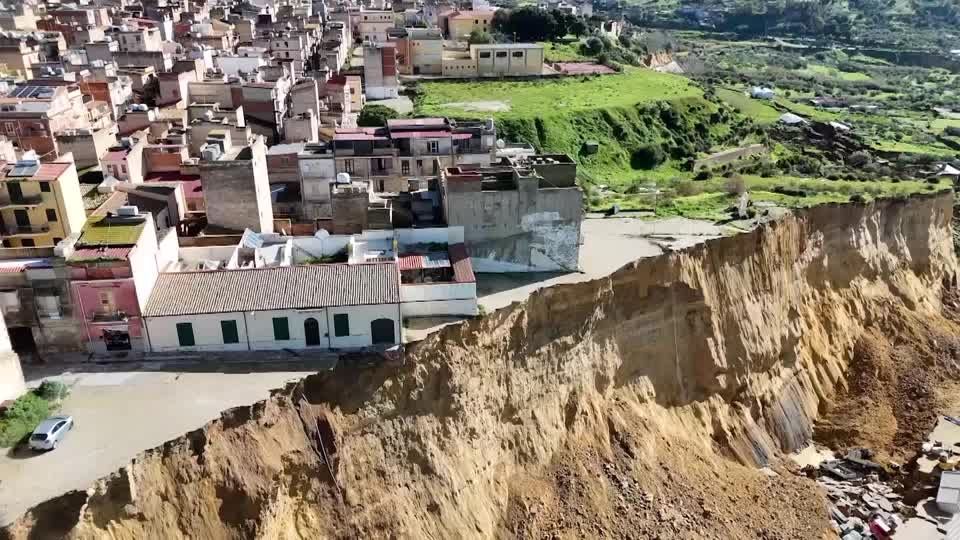 住宅地に突如断崖が出現、崩落寸前の家も イタリア南部シチリア島で大