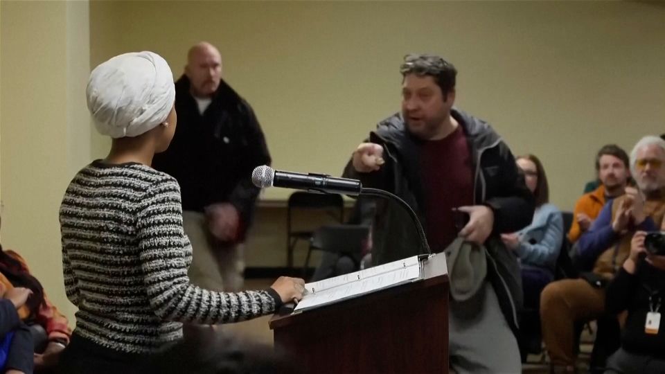 オマル米下院議員が演説中、男に異臭のする液体吹きかけられる 議員にけがはなし（字幕・28日） | ロイター