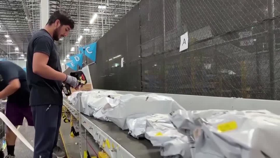 Amazon axes 16,000 jobs as it pushes AI and efficiency | Reuters
