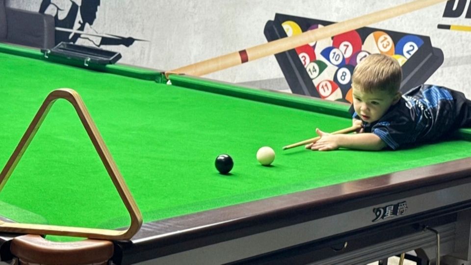 スヌーカーの神童」わずか2歳でビリヤードの2技法を成功、ギネス記録に