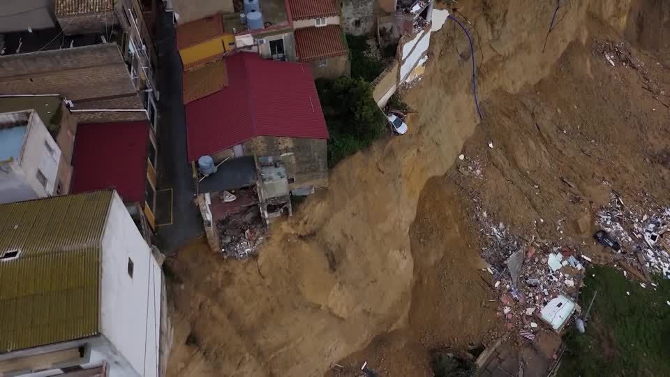 Một thị trấn ở Sicily đang sụp đổ khi người dân chạy đua để cứu vãn những gì họ có thể.