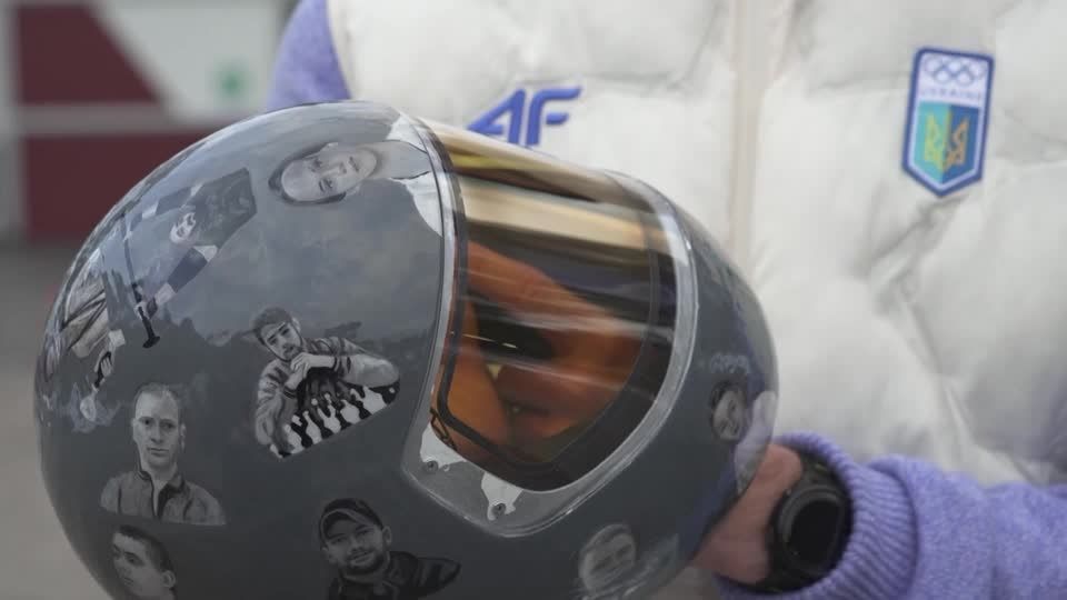 日本大学“PHOENIX“試合用ヘルメット(選手実使用) 五輪＝ウクライナ選手、ヘルメットに戦死者写真 規則違反と警告 | ロイター