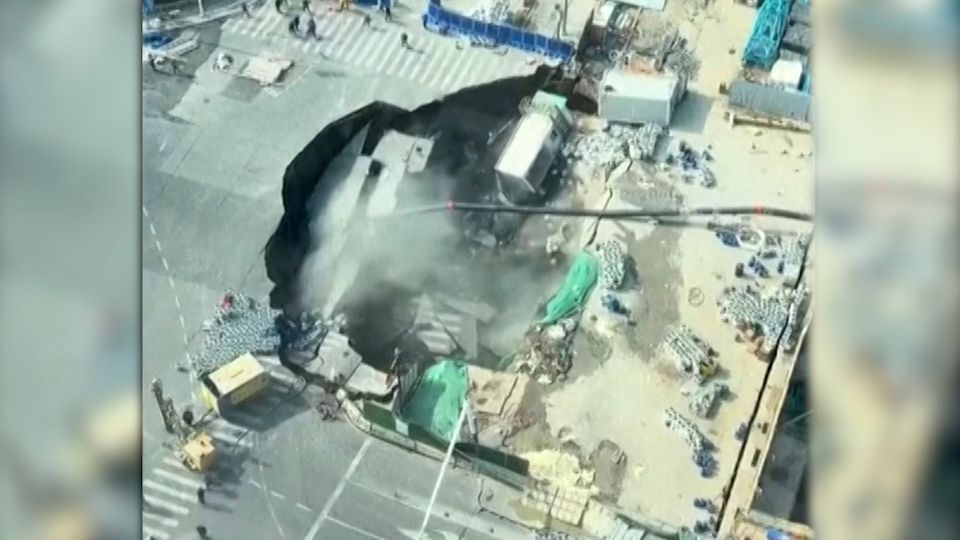 中国・上海の道路に巨大な陥没穴、現場では地下鉄の工事 負傷者なし