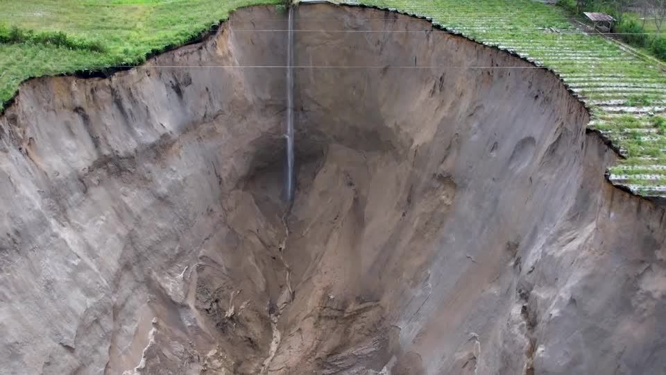 Giant expanding sinkhole devours Indonesian farmland | ロイター