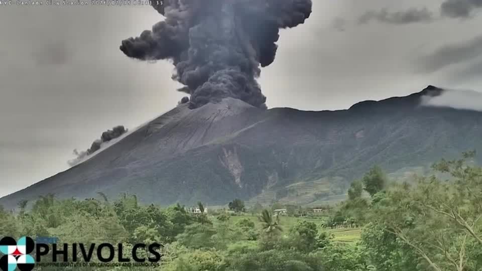 フィリピンのカンラオン火山で噴火、噴煙が火口上空約2000メートルに