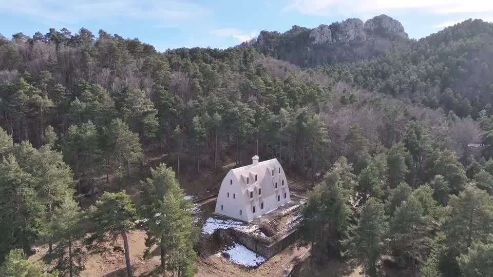 実はガウディ建築だった、カタルーニャ地方の山小屋 壁や天井に特徴