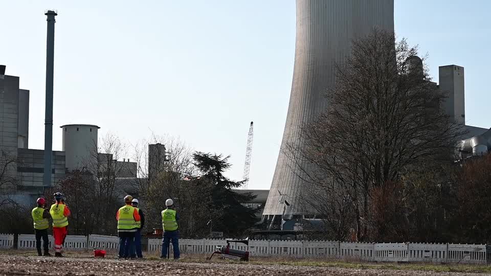 German cooling tower reduced to rubble in controlled explosion | ロイター