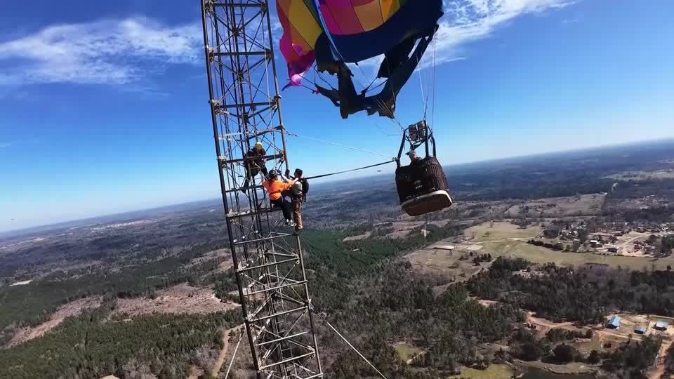 Two rescued from hot air balloon stuck over 900 feet in the air | ロイター
