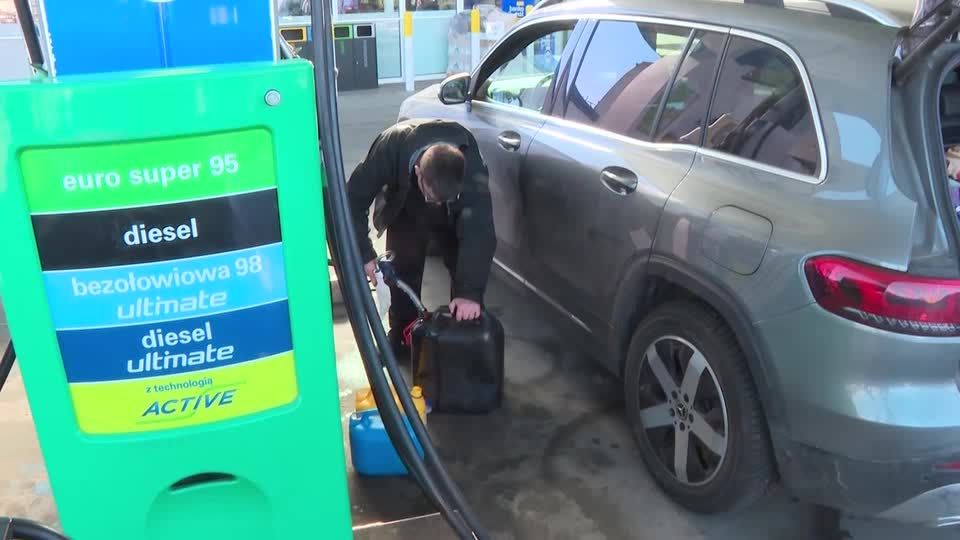 'Skyrocketing' gas prices drive Germans to fill up in Poland | Reuters