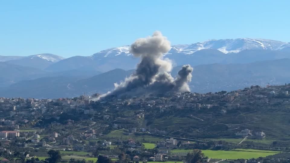 イスラエルによるヒズボラへの攻撃で立ち上る黒煙、レバノン南部（字幕