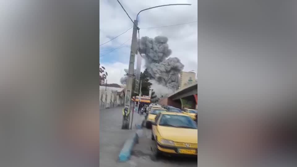 イラン北西部タブリーズで爆発、立ち上る黒煙（字幕・11日） | Reuters