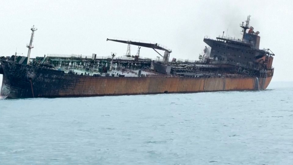 ペルシャ湾で攻撃を受けた2隻のタンカー、海上で無残な姿さらす 乗組員