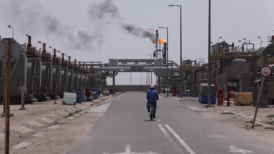Oil prices rise as Hormuz stays shut ahead of Trump deadline | Reuters