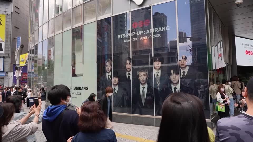 Japan fans crowd BTS pop-up store ahead of comeback concert | ロイター