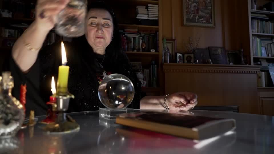 パートナーの貞節を魔女に相談 ロシアで広がるオカルトブーム
