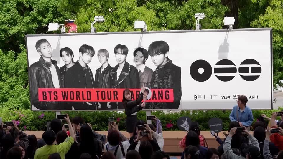 BTS WORLD TOUR NEW YORK ジントレカ It's crazy': BTS world tour draws devoted fans to Tokyo | Reuters