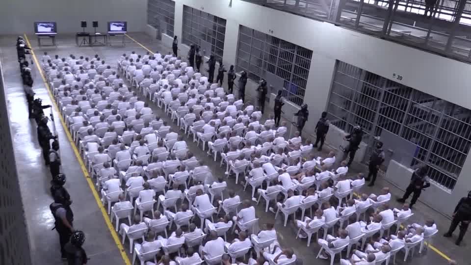 El Salvador holds mass trial for hundreds of alleged gang members | ロイター