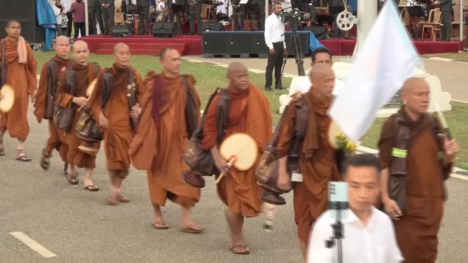 Buddhist monks end 140-mile 'walk for peace' across Sri Lanka | Reuters