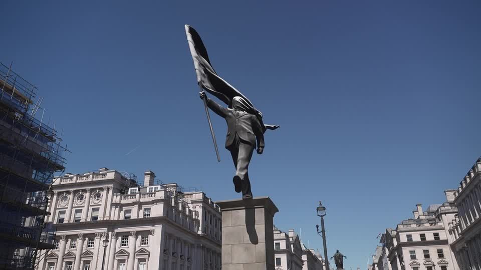 New Banksy statue captivates onlookers in London | ロイター