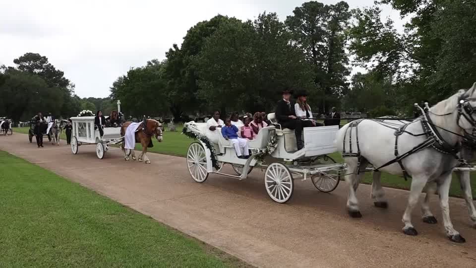 Funeral held for eight children killed in Louisiana mass shooting | ロイター