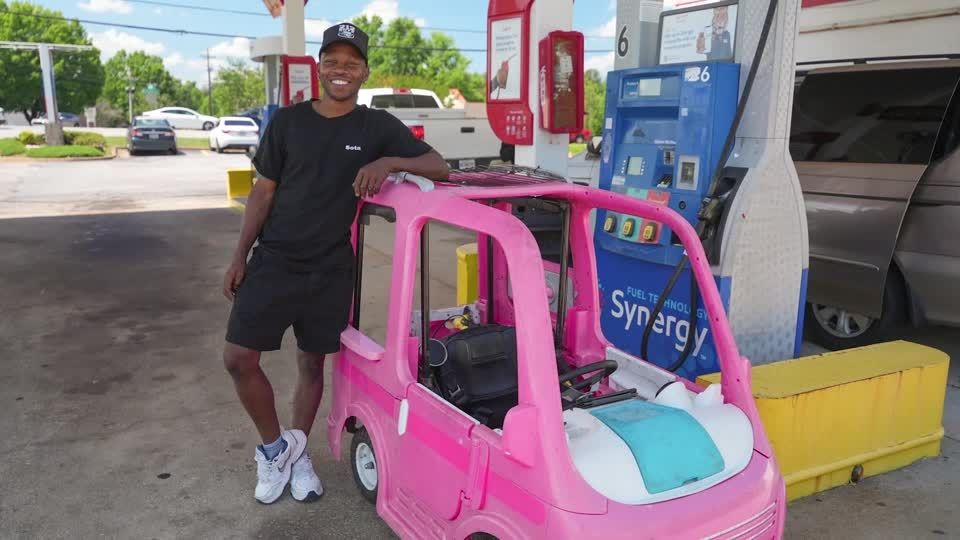 ガソリン高の救世主はピンクの「バービー・ジープ」、自作ミニカーで