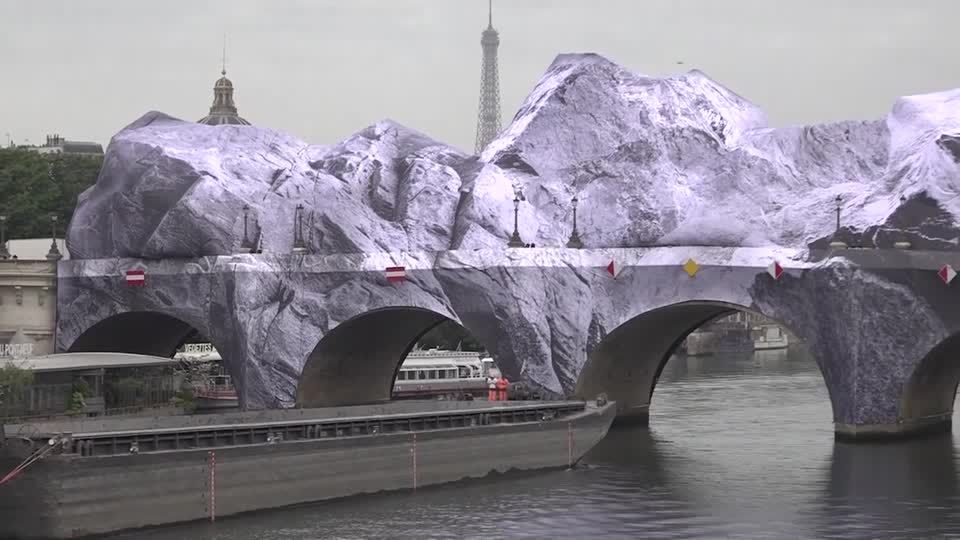 トランプ　（エッフェル塔、CNN、BEE） Eiffel Tower stairs to go on auction | CNN